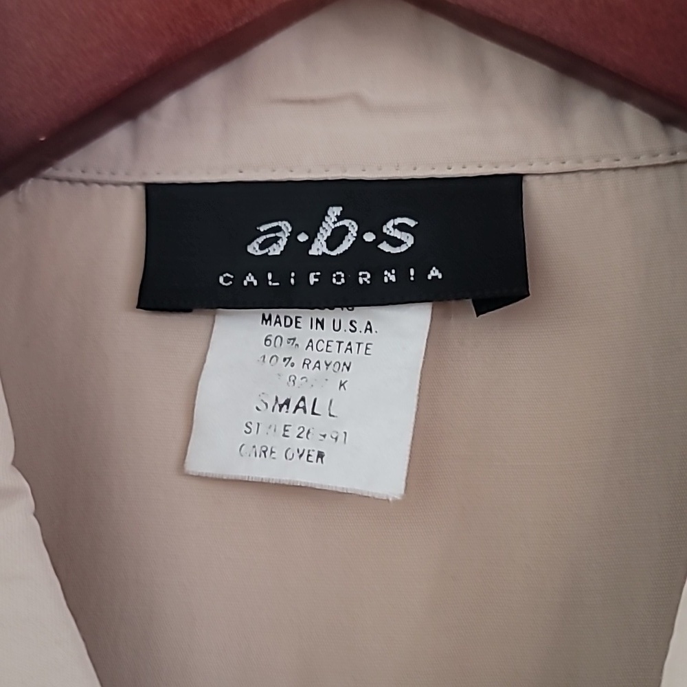 Vintage Ladies Beige Short Sleeve Button-Up Shirt With Crest Like Logo Sz Small - Picture 5 of 6